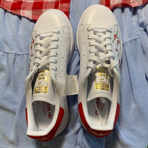 stan smith red flowers